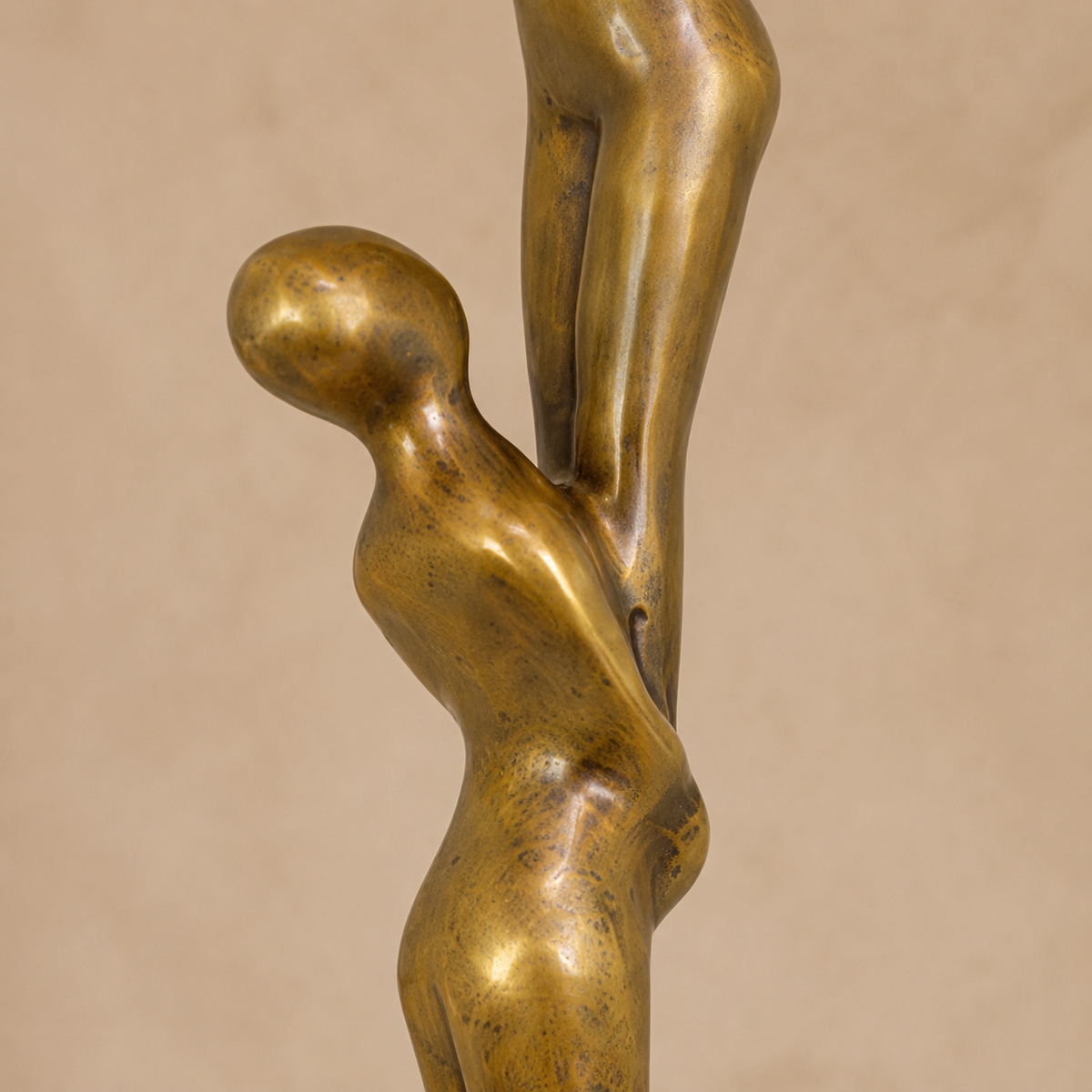 Sculpture bronze doré deux figures féminines enlacées, vue 4