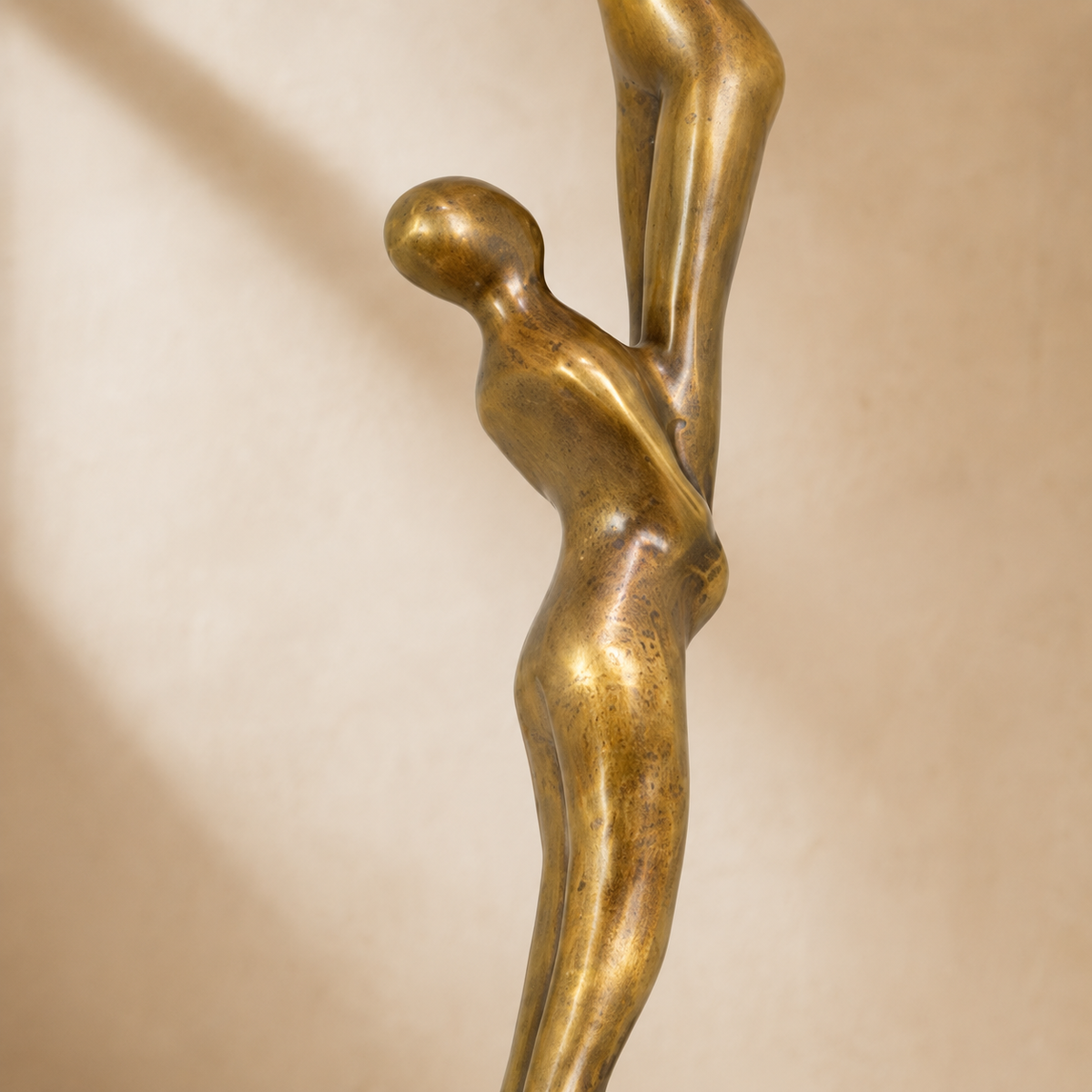 Sculpture bronze doré deux figures féminines enlacées, vue 5