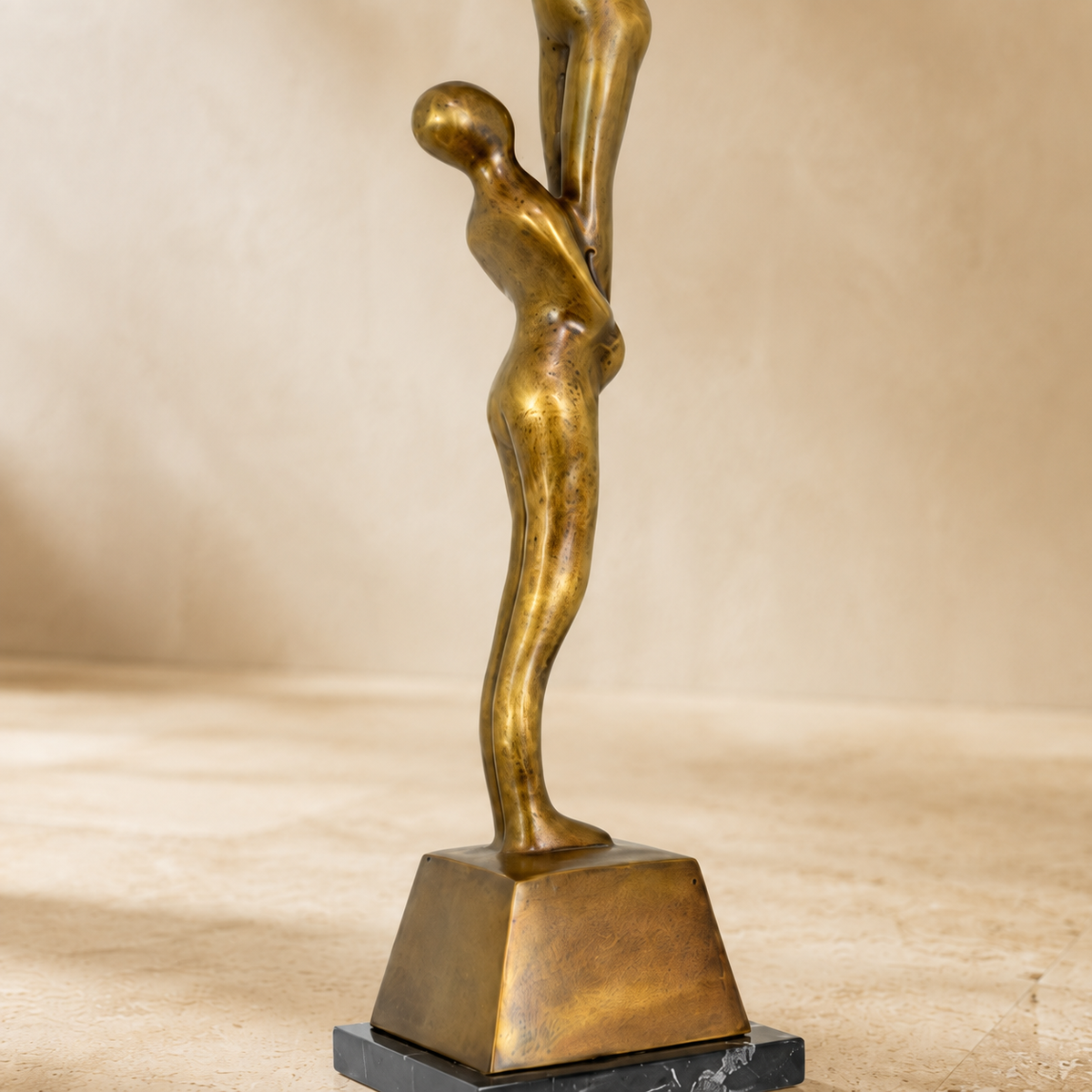 Sculpture bronze doré deux figures féminines enlacées, vue 6