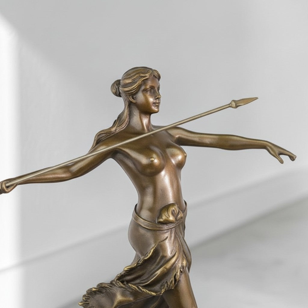 Sculpture bronze doré Diane chasseresse à la lance, vue 4