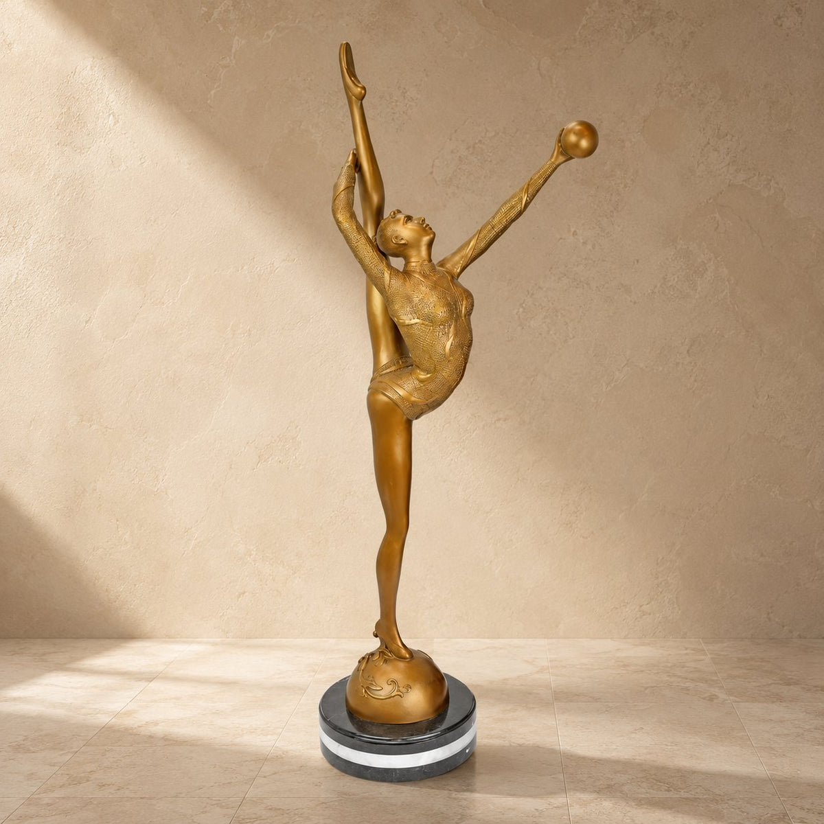 Sculpture bronze doré gymnaste au ballon sur socle marbre, vue d'ensemble