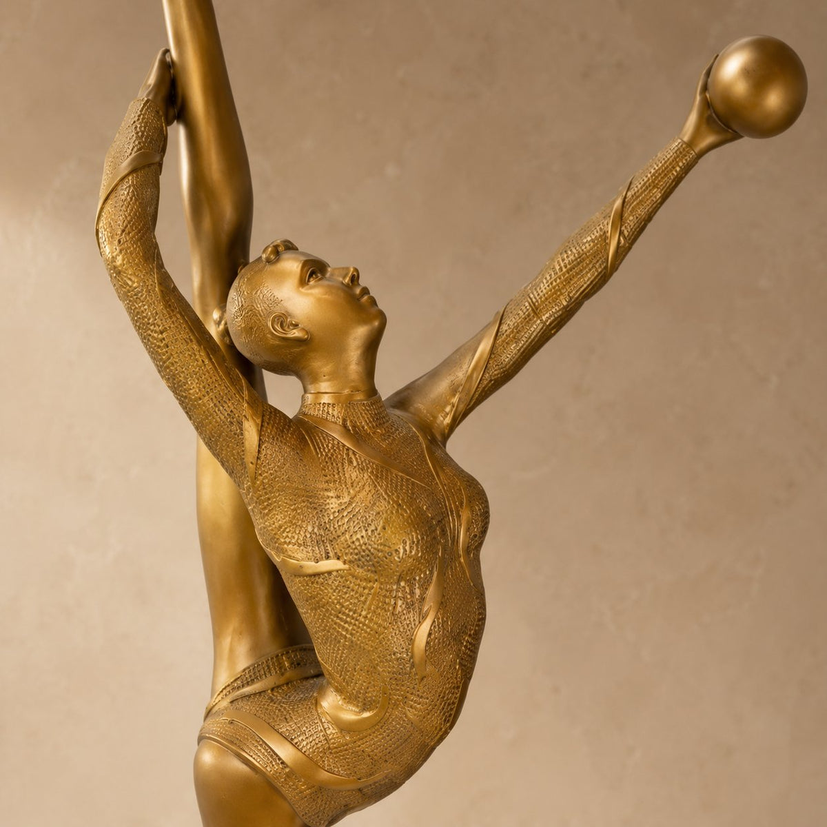 Sculpture bronze doré gymnaste au ballon sur socle marbre, détail ballon