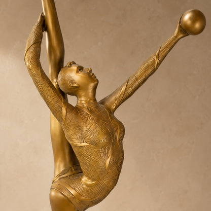Sculpture bronze doré gymnaste au ballon sur socle marbre, détail ballon