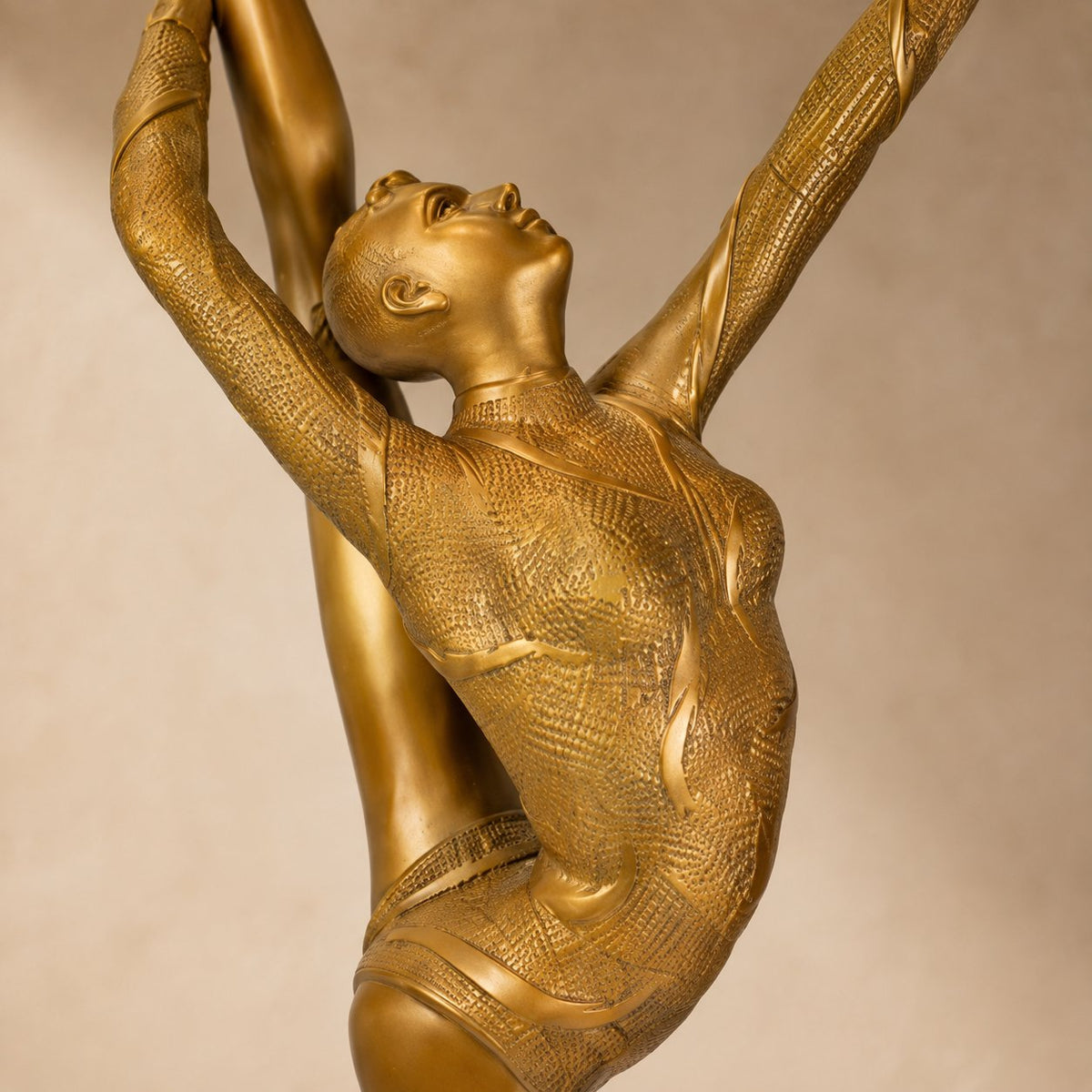 Sculpture bronze doré gymnaste au ballon sur socle marbre, vue rapprochée buste