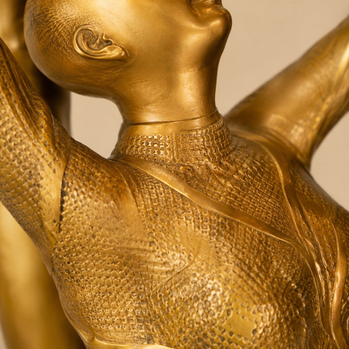 Sculpture bronze doré gymnaste au ballon sur socle marbre, vue rapprochée buste et ballon