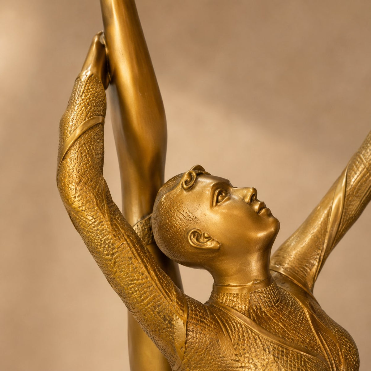 Sculpture bronze doré gymnaste au ballon sur socle marbre, détail bras et main