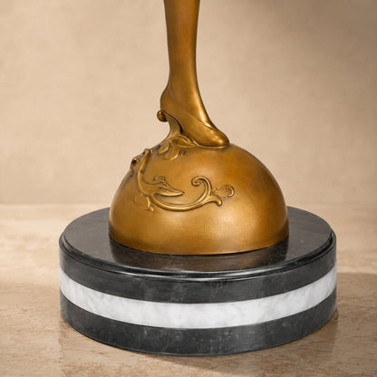 Sculpture bronze doré gymnaste au ballon sur socle marbre, détail socle marbre