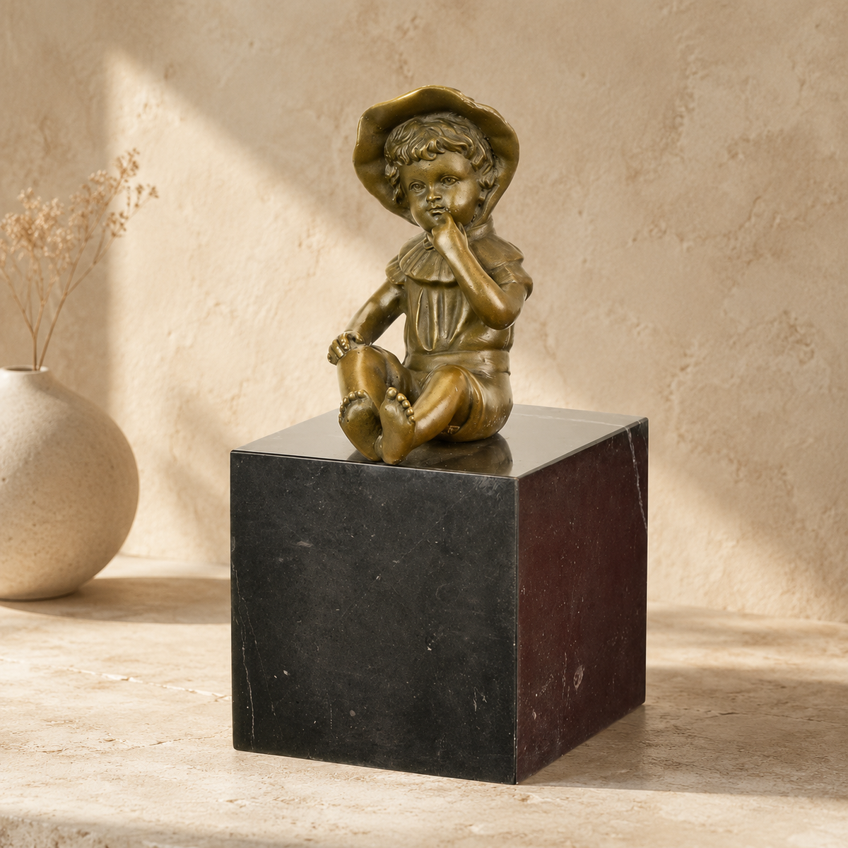 Sculpture bronze enfant assis au chapeau sur socle marbre