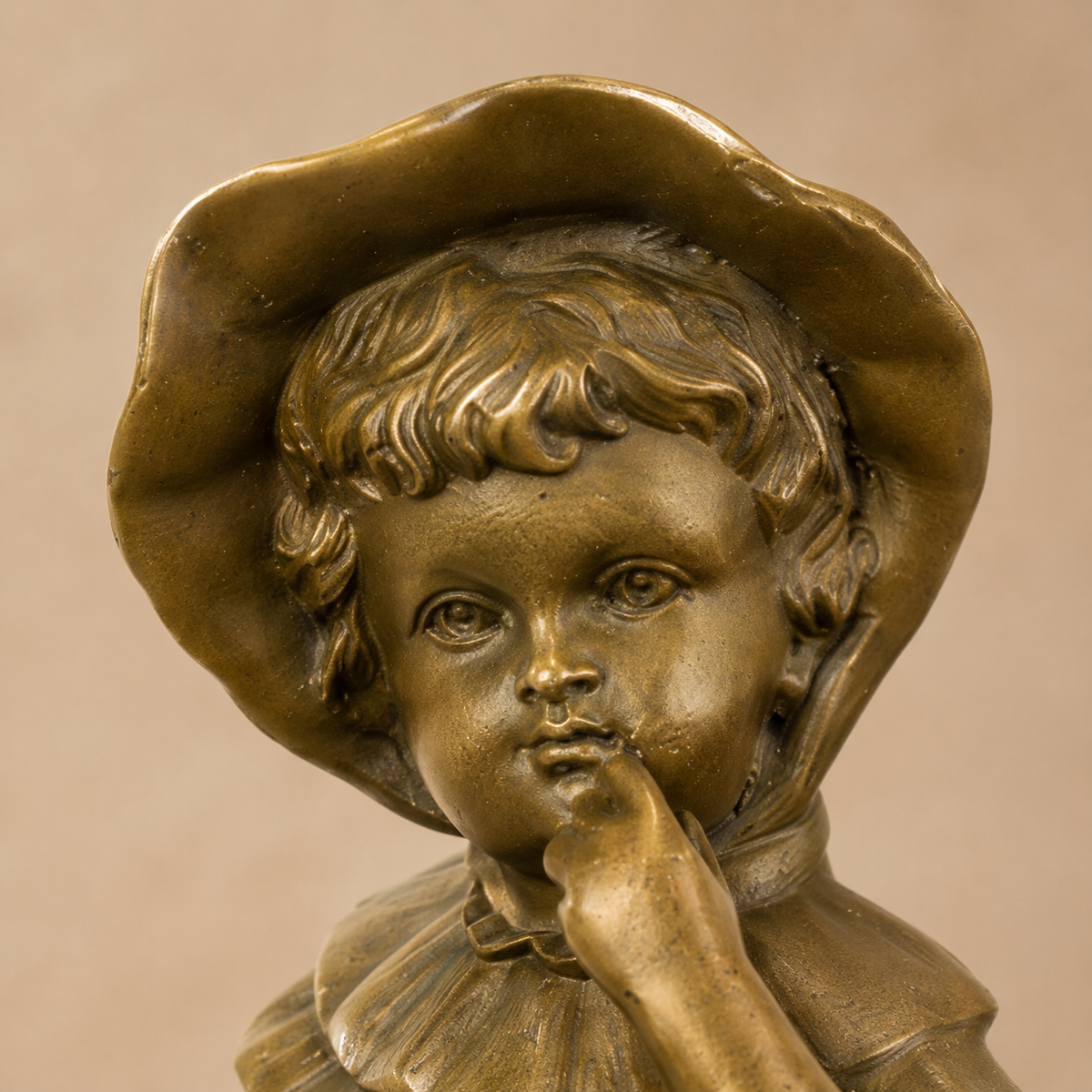 Sculpture bronze enfant assis au chapeau sur socle marbre, vue 2