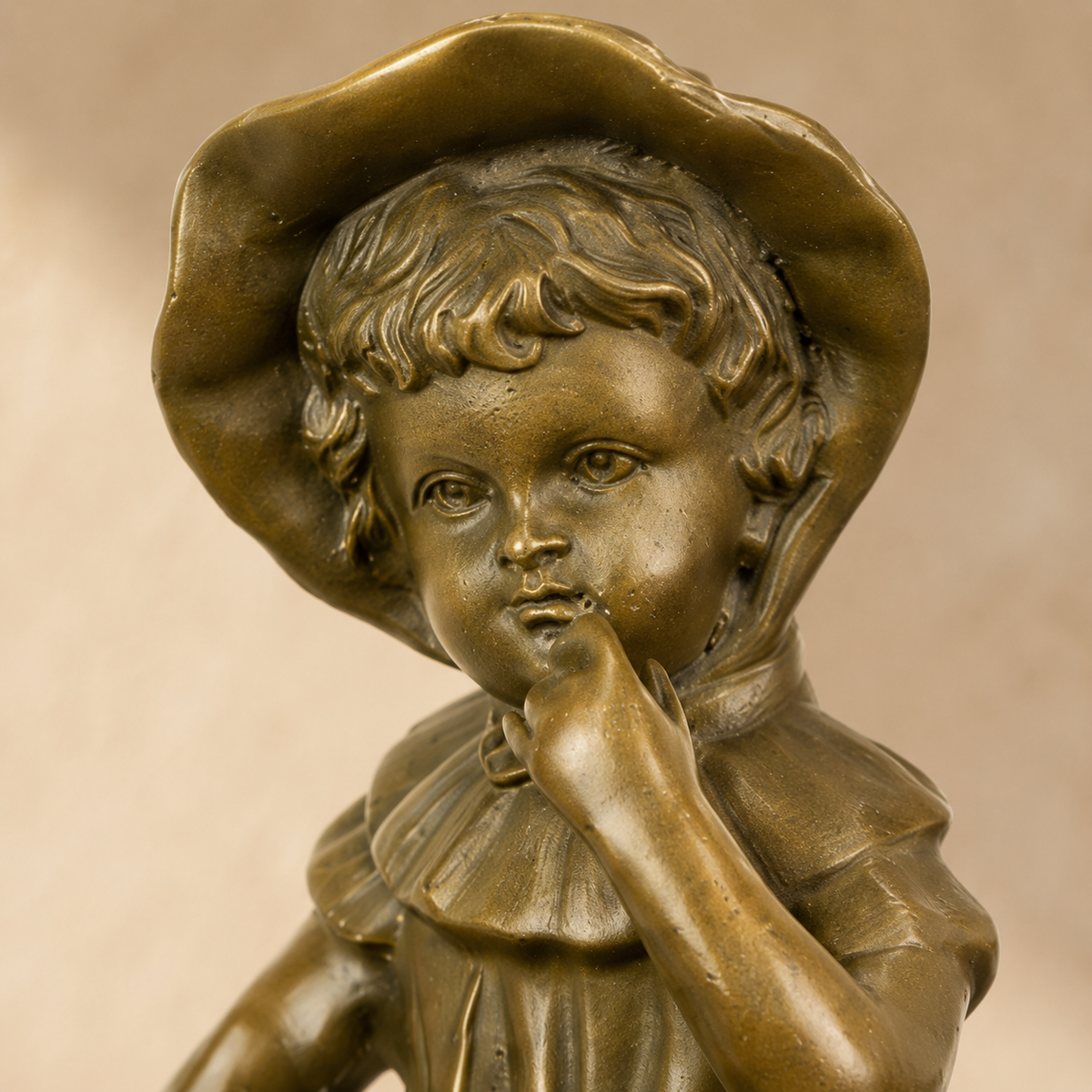 Sculpture bronze enfant assis au chapeau sur socle marbre, vue 3
