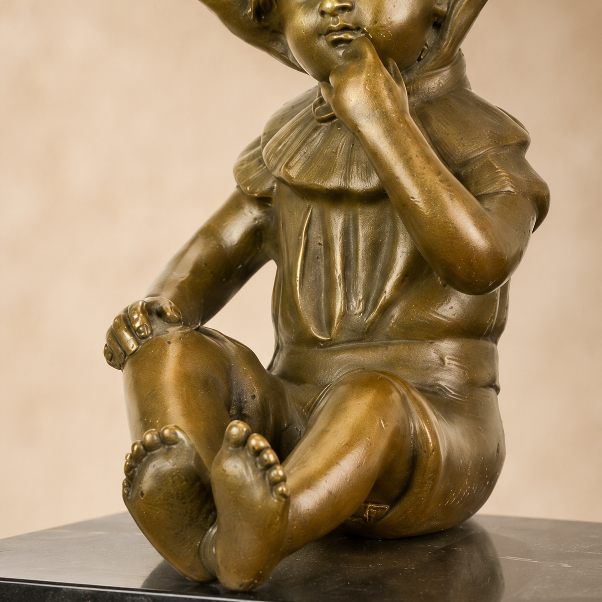 Sculpture bronze enfant assis au chapeau sur socle marbre, vue 4