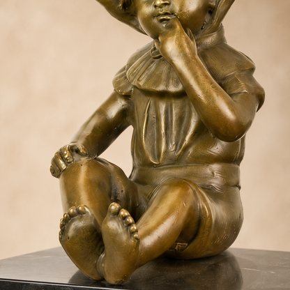 Sculpture bronze enfant assis au chapeau sur socle marbre, vue 4