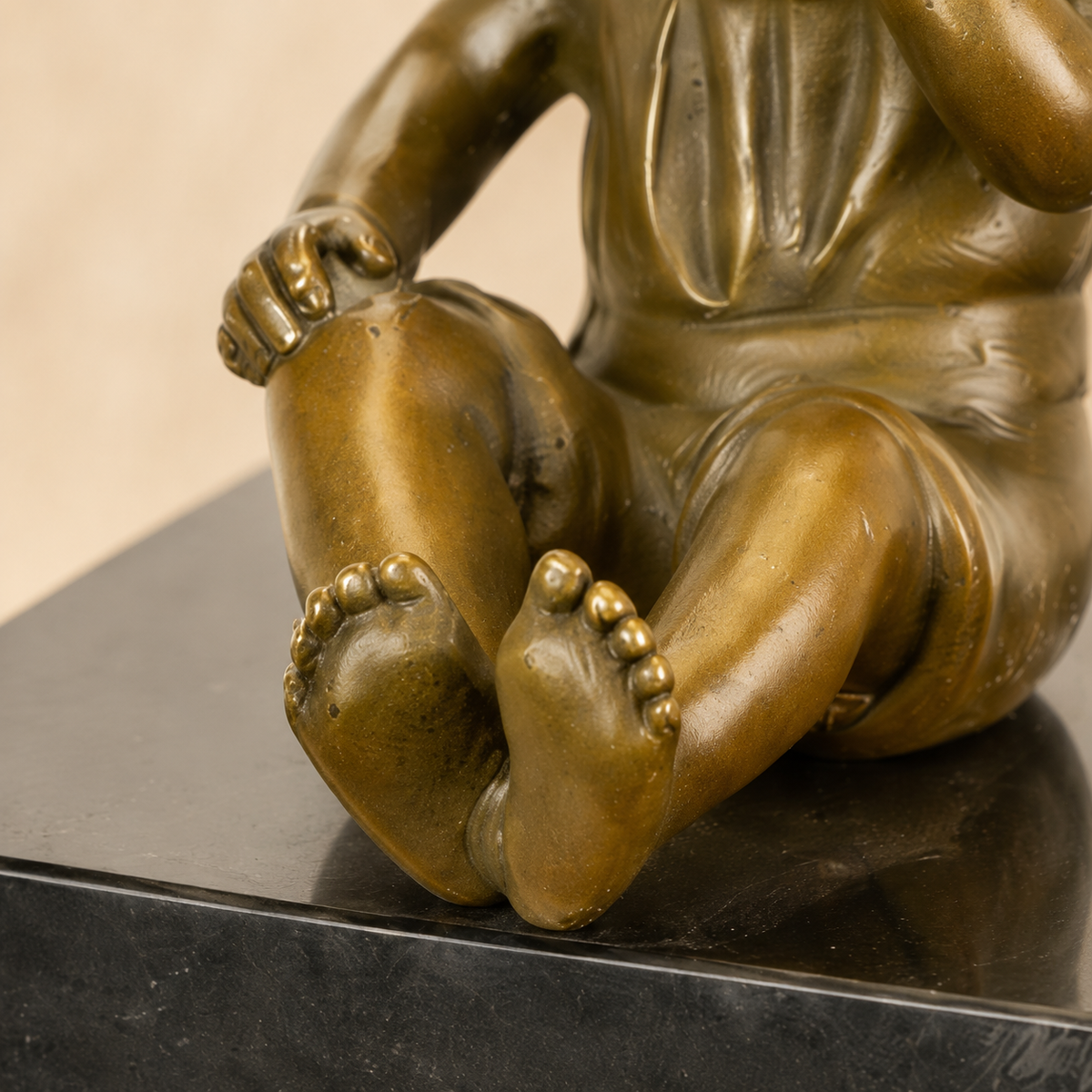 Sculpture bronze enfant assis au chapeau sur socle marbre, vue 5