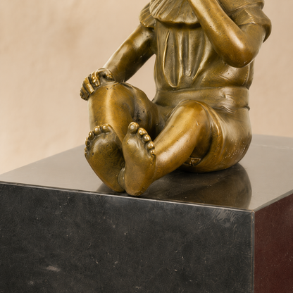 Sculpture bronze enfant assis au chapeau sur socle marbre, vue 6