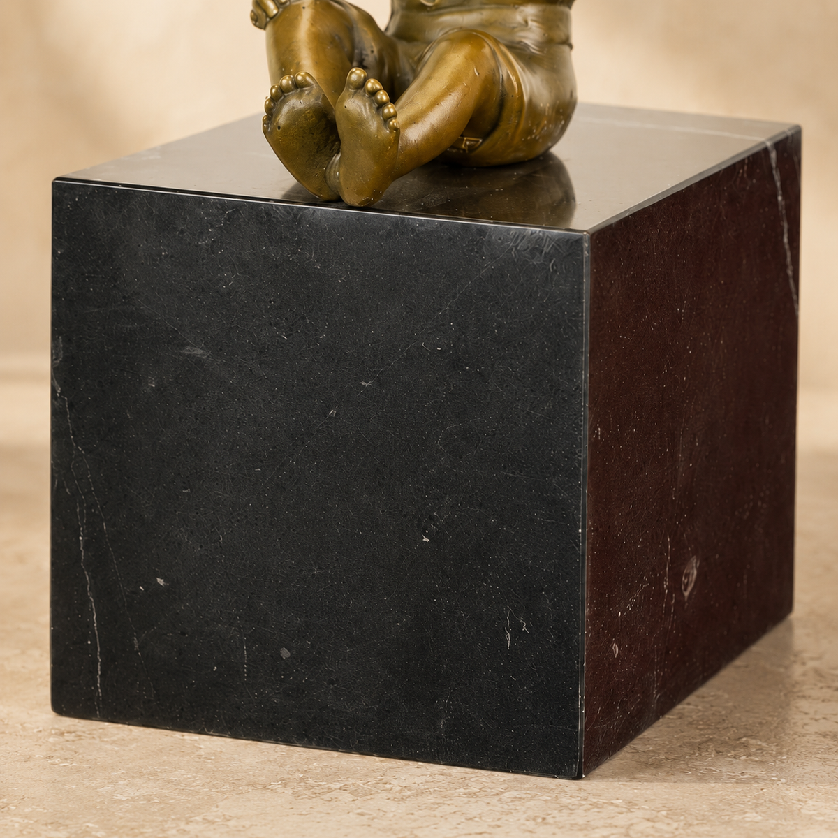 Sculpture bronze enfant assis au chapeau sur socle marbre, vue 7