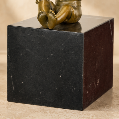 Sculpture bronze enfant assis au chapeau sur socle marbre, vue 7