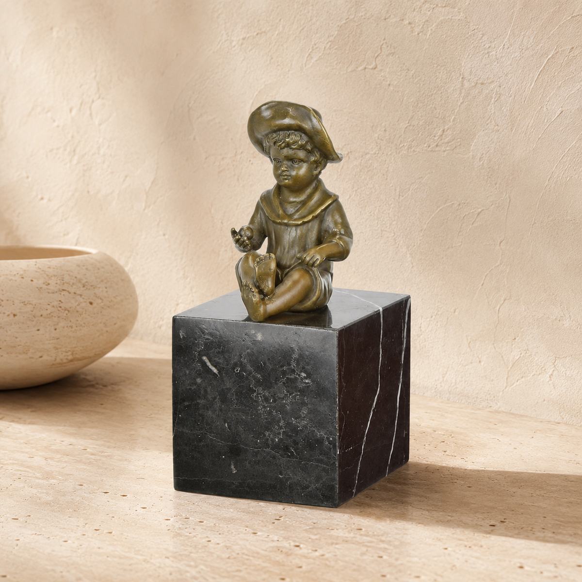 Sculpture bronze enfant au chapeau assis sur socle marbre
