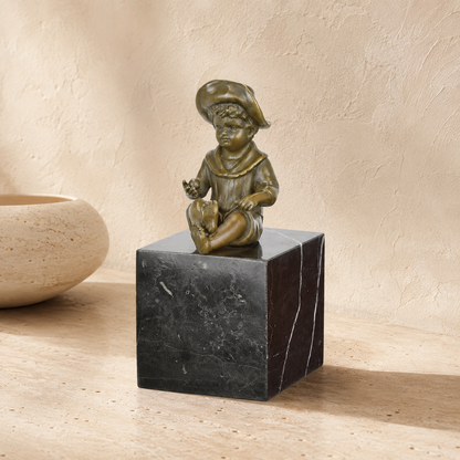 Sculpture bronze enfant au chapeau assis sur socle marbre