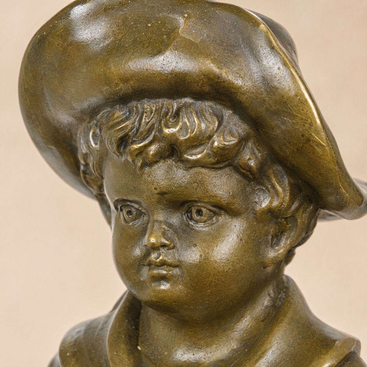 Sculpture bronze enfant au chapeau assis sur socle marbre, vue 2