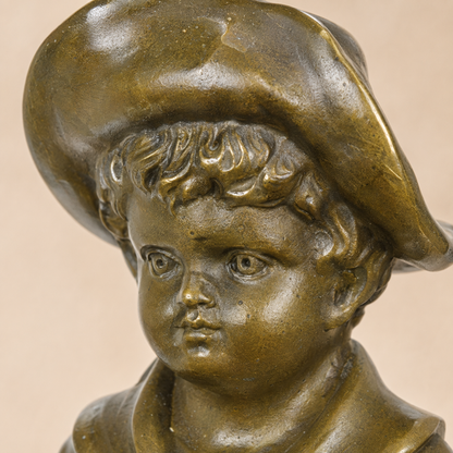 Sculpture bronze enfant au chapeau assis sur socle marbre, vue 2