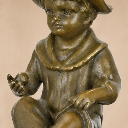 Sculpture bronze enfant au chapeau assis sur socle marbre, vue 3