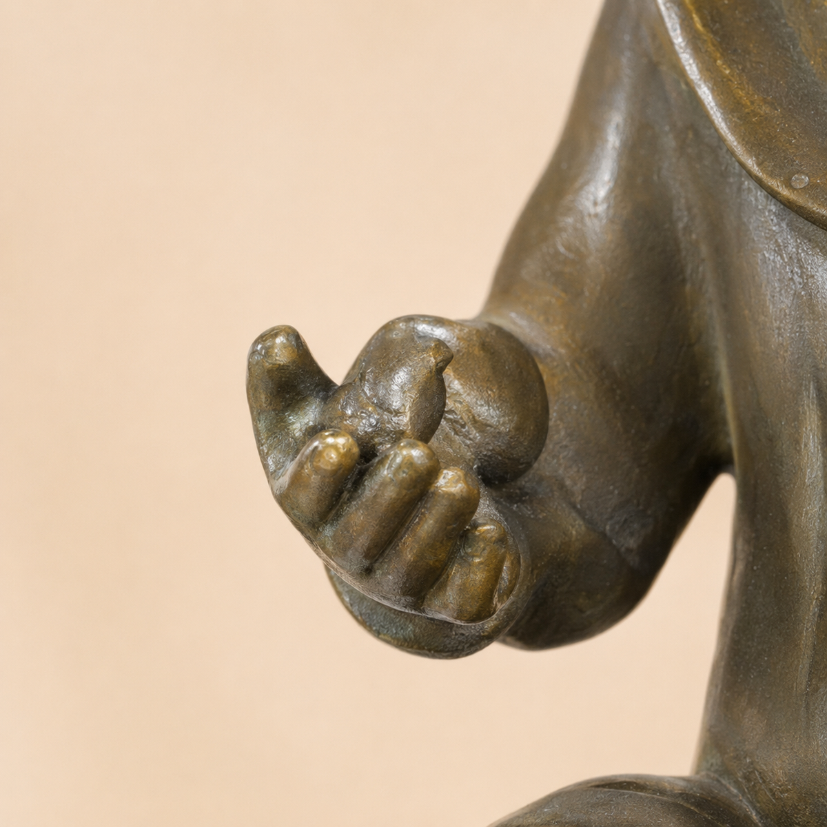 Sculpture bronze enfant au chapeau assis sur socle marbre, vue 4