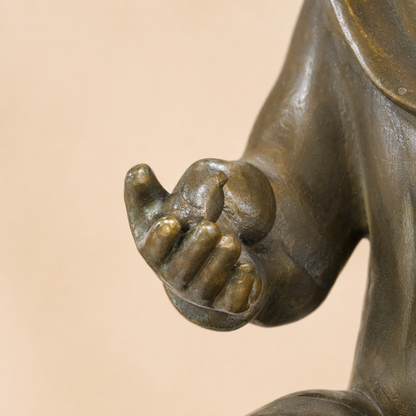 Sculpture bronze enfant au chapeau assis sur socle marbre, vue 4