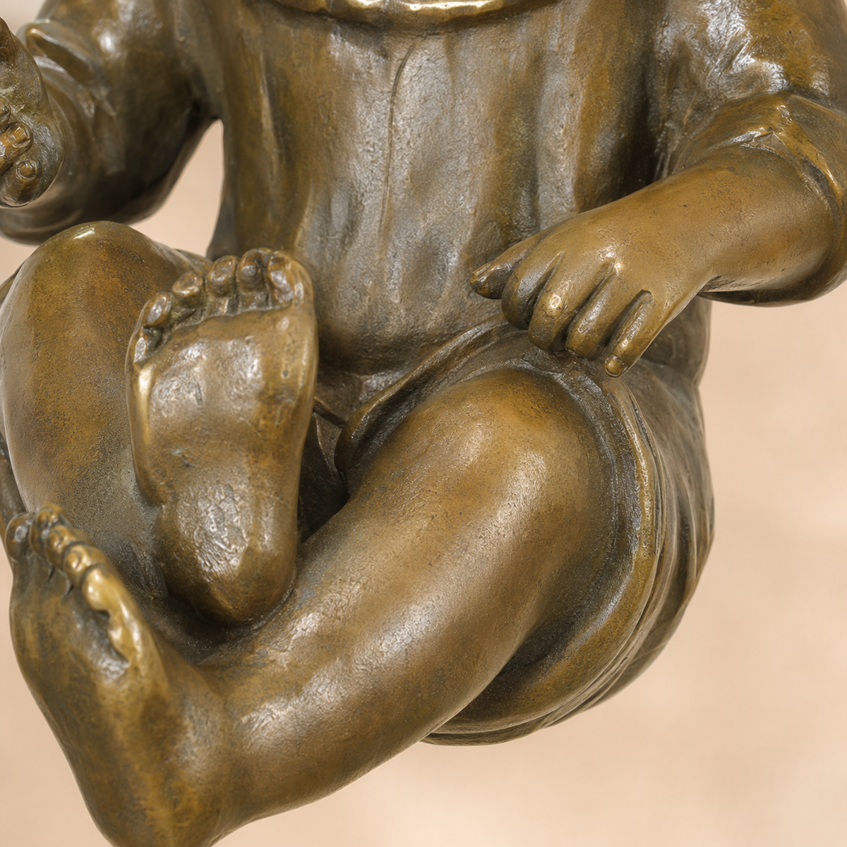 Sculpture bronze enfant au chapeau assis sur socle marbre, vue 5