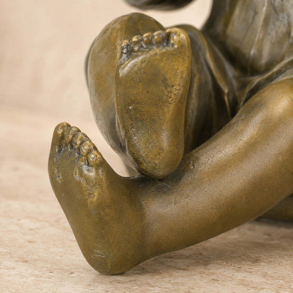 Sculpture bronze enfant au chapeau assis sur socle marbre, vue 6
