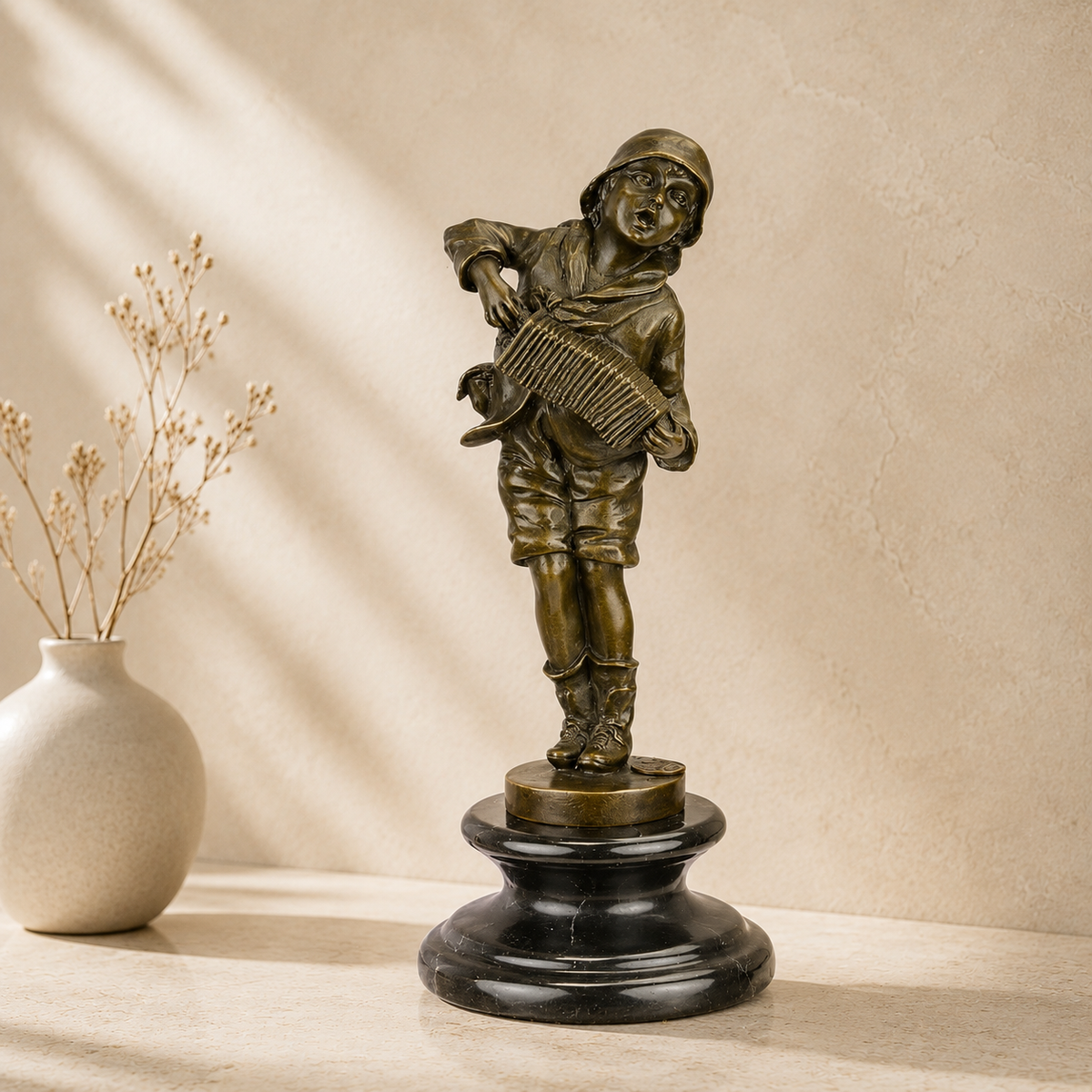 Sculpture bronze enfant joueur d'accordéon sur socle marbre