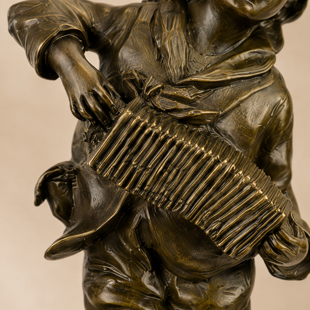 Sculpture bronze enfant joueur d'accordéon sur socle marbre, vue 3