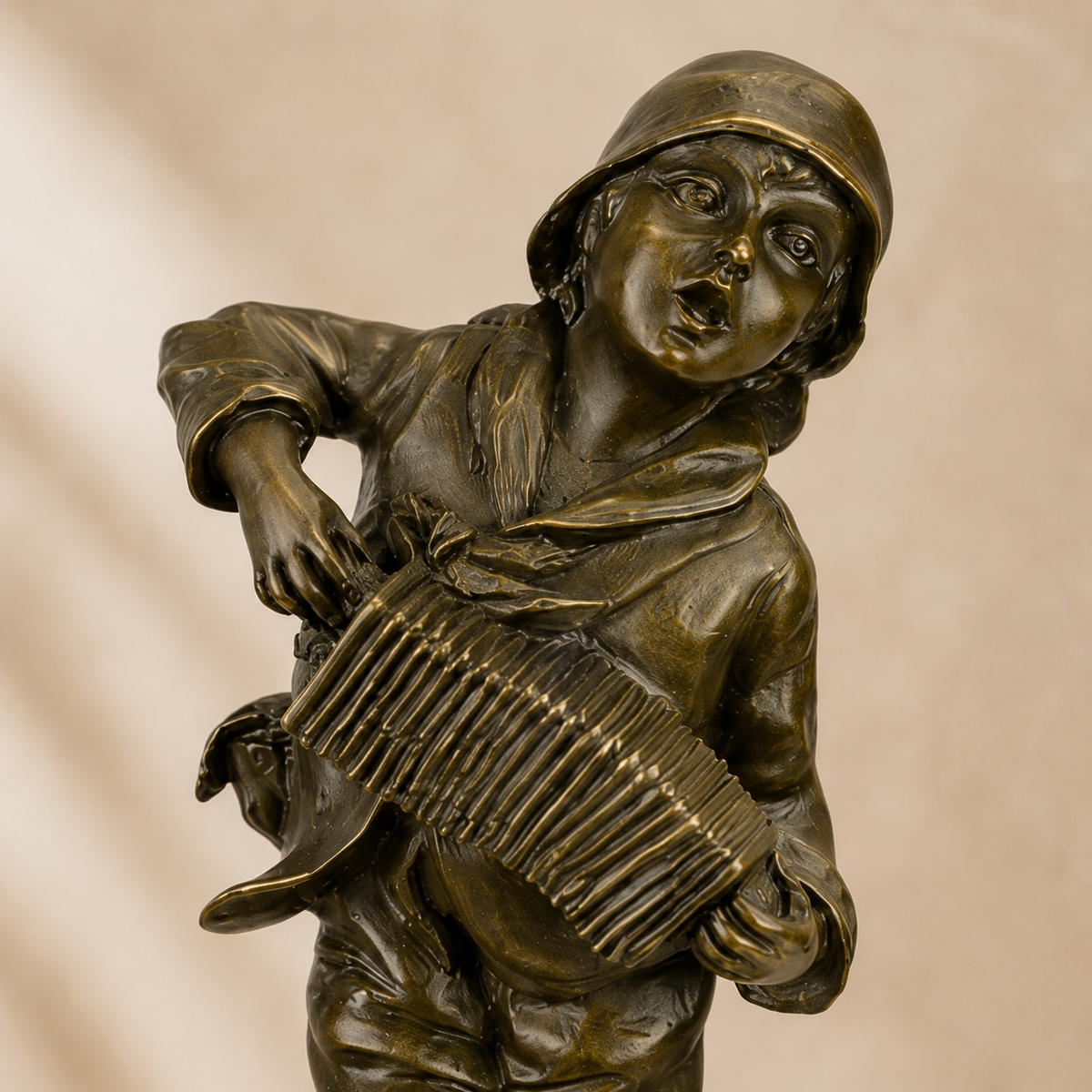 Sculpture bronze enfant joueur d'accordéon sur socle marbre, vue 4