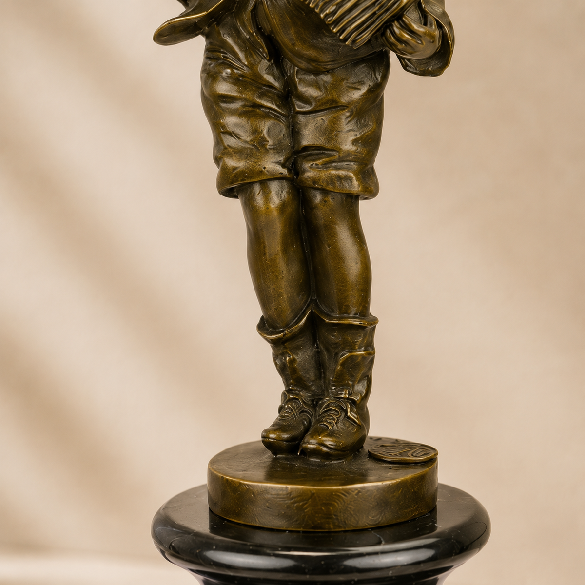 Sculpture bronze enfant joueur d'accordéon sur socle marbre, vue 5