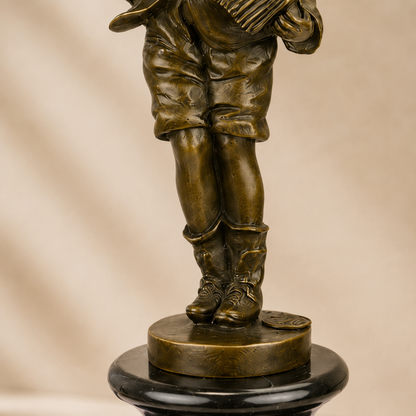 Sculpture bronze enfant joueur d'accordéon sur socle marbre, vue 5