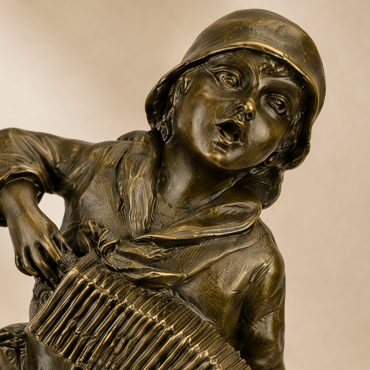 Sculpture bronze enfant joueur d'accordéon sur socle marbre, vue 6