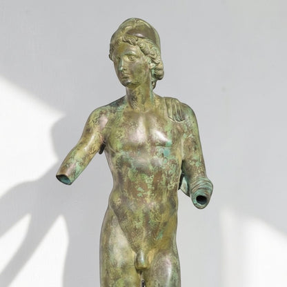 Sculpture bronze Éphèbe d'Agde à patine verte antique, vue 2