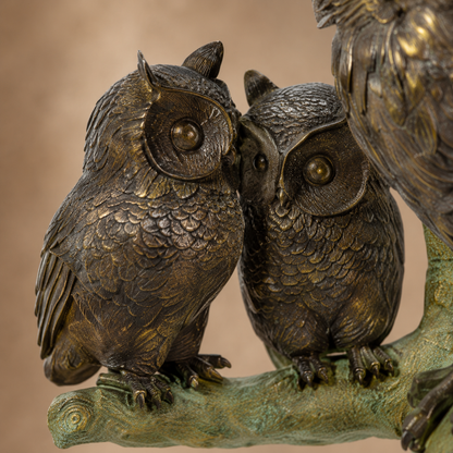 Sculpture bronze famille de hiboux sur tronc patiné, vue 4