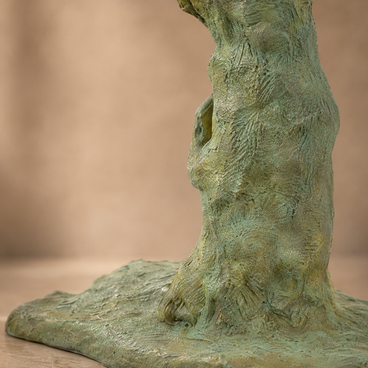 Sculpture bronze famille de hiboux sur tronc patiné, vue 7