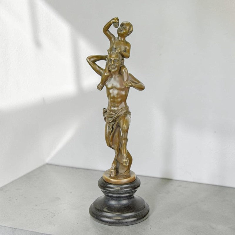 Sculpture bronze faune portant un jeune Bacchus sur socle
