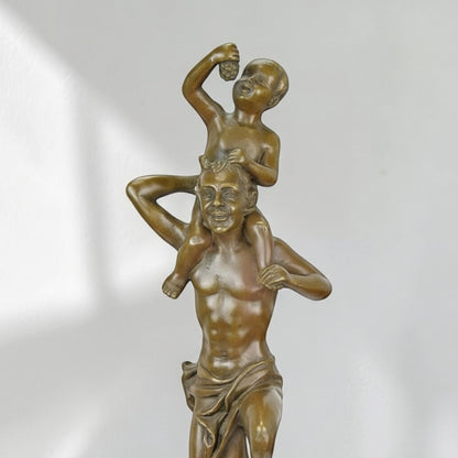 Sculpture bronze faune portant un jeune Bacchus sur socle, vue 2