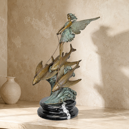 Sculpture bronze fée ailée guidant des poissons volants