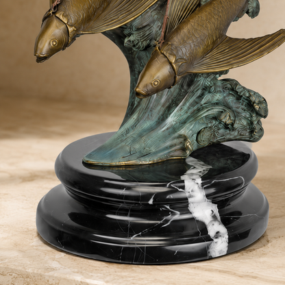 Sculpture bronze fée ailée guidant des poissons volants, vue 3