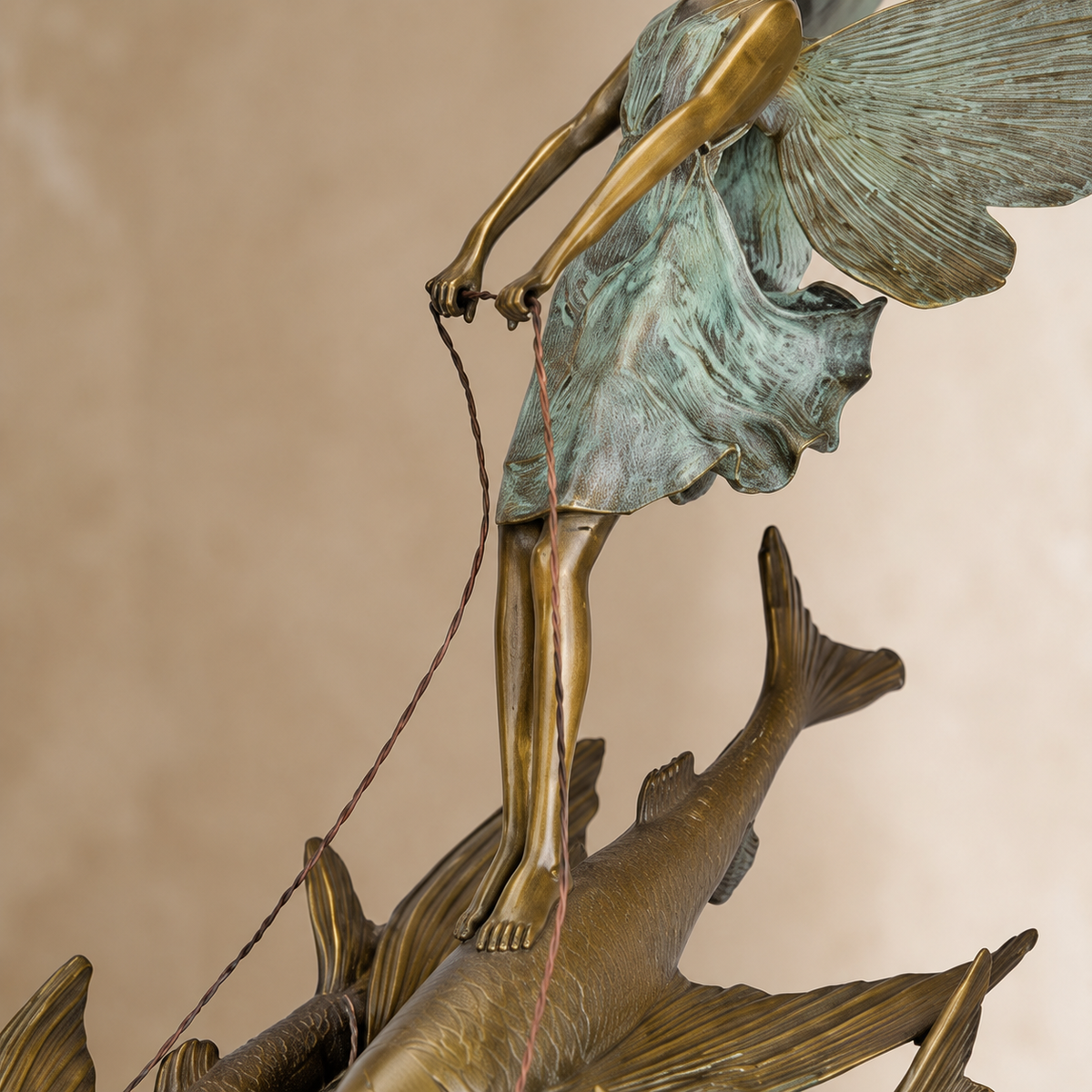 Sculpture bronze fée ailée guidant des poissons volants, vue 4