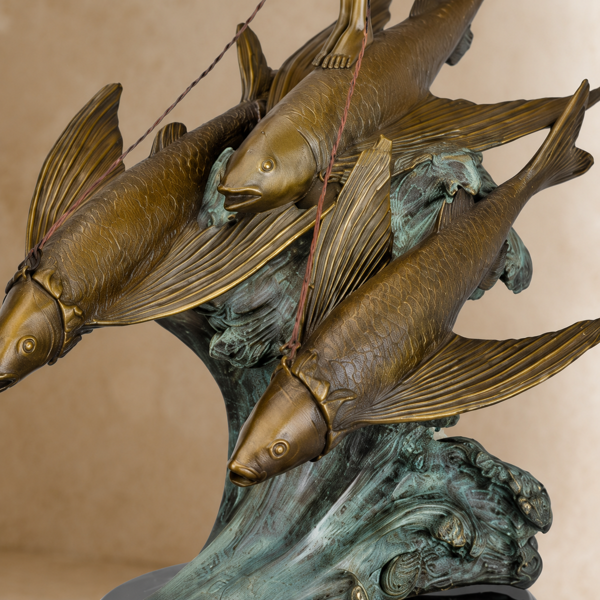 Sculpture bronze fée ailée guidant des poissons volants, vue 6