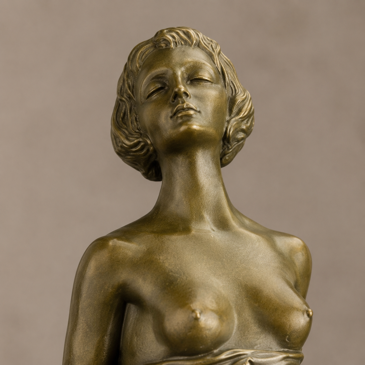 Sculpture bronze femme à la cravache sur socle marbre, vue 2