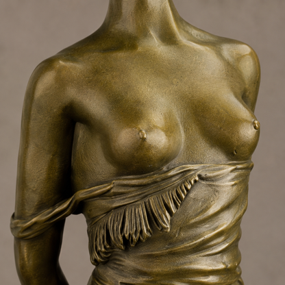 Sculpture bronze femme à la cravache sur socle marbre, vue 3