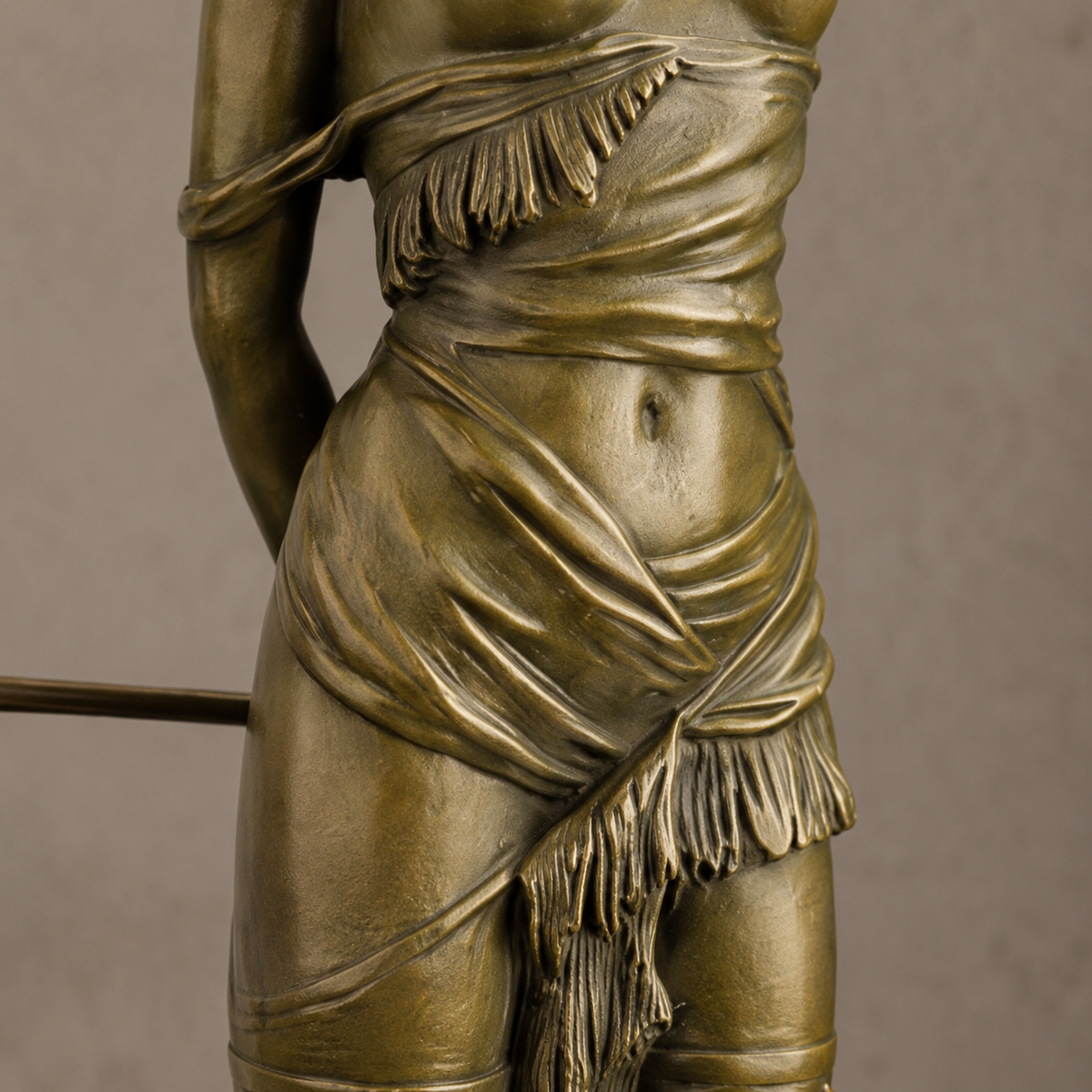 Sculpture bronze femme à la cravache sur socle marbre, vue 4