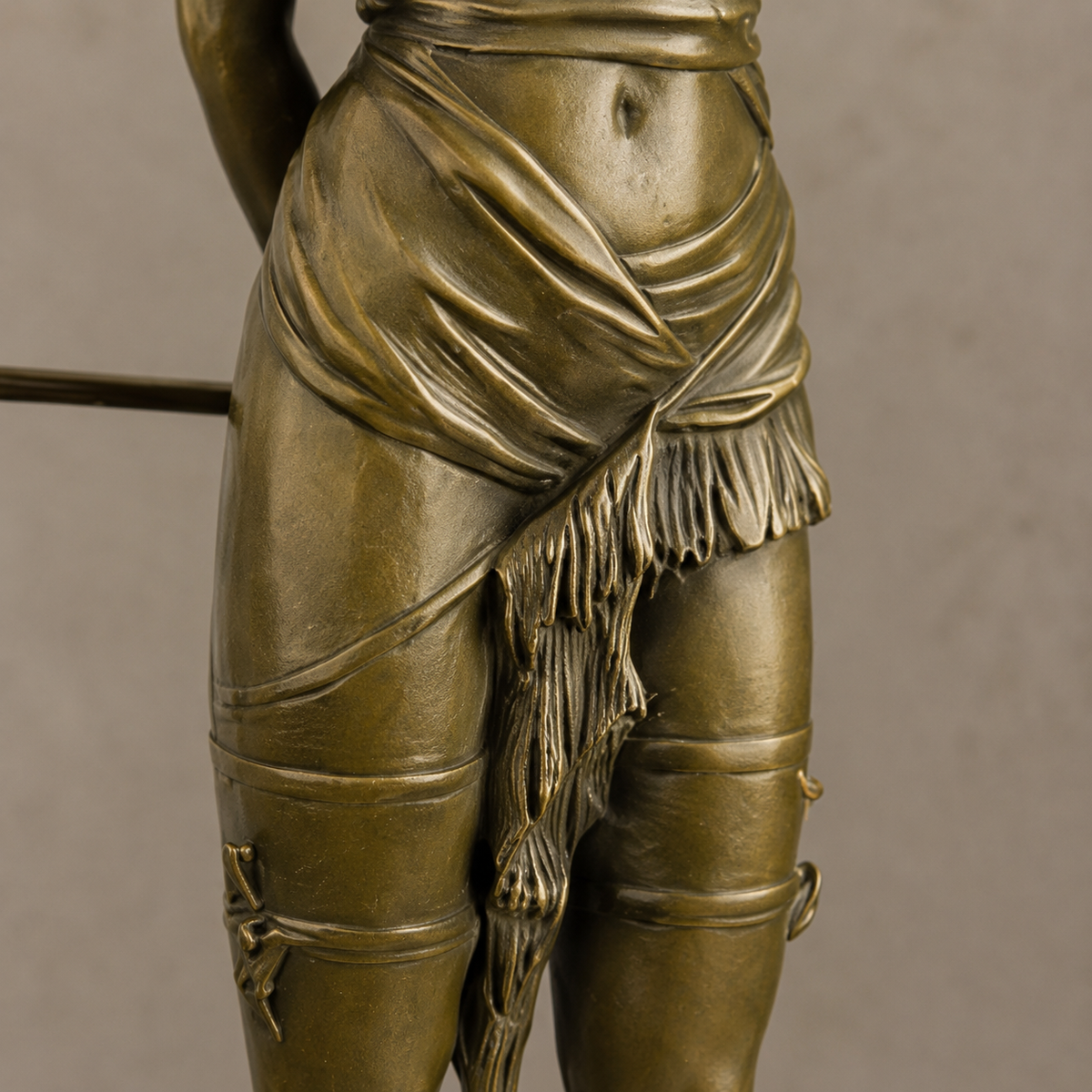 Sculpture bronze femme à la cravache sur socle marbre, vue 5