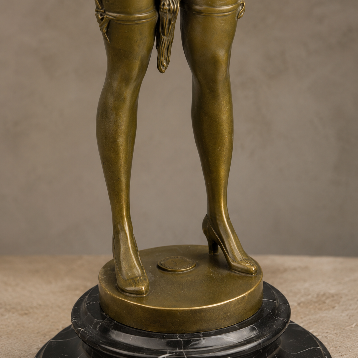 Sculpture bronze femme à la cravache sur socle marbre, vue 6