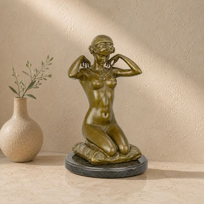 Sculpture bronze femme agenouillée attachant son collier